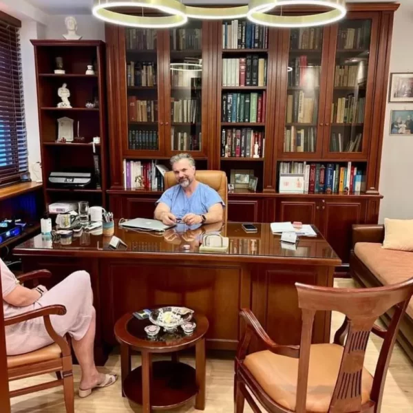 Ο γυναικολόγος Dr. Βιδενμάγερ στο ιατρείο του, συνομιλεί με μία ασθενή του. Το γυναικολογικό ιατρείο του καλύτερου γυναικολόγου μαιευτήρα χειρουργού Δρ. Βιδενμάγερ Αλέξανδρου ή Dr. Βιδενμάγερ ή Dr. Videnmaier είναι εξελιγμένος χώρος με όλες τις κατάλληλες προϋποθέσεις προκειμένου να εξασφαλίσουμε άνεση και αίσθημα ηρεμίας σε κάθε γυναίκα. Είναι ένας καινούργιος χώρος, άρτια εξοπλισμένος που σας περιμένει στην διεύθυνση Πουλίου 8, Αμπελόκηποι, Αθήνα.