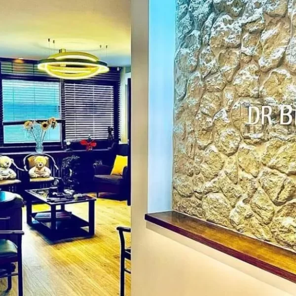 Ο χώρος αναμονής του ιατρείου του καλύτερου γυναικολόγου μαιευτήρα χειρουργού Δρ. Βιδενμάγερ Αλέξανδρου ή Dr. Βιδενμάγερ ή Dr. Videnmaier είναι εξελιγμένος χώρος με όλες τις κατάλληλες προϋποθέσεις προκειμένου να εξασφαλίσουμε άνεση και αίσθημα ηρεμίας σε κάθε γυναίκα. Είναι ένας καινούργιος χώρος, άρτια εξοπλισμένος που σας περιμένει στην διεύθυνση Πουλίου 8, Αμπελόκηποι, Αθήνα.