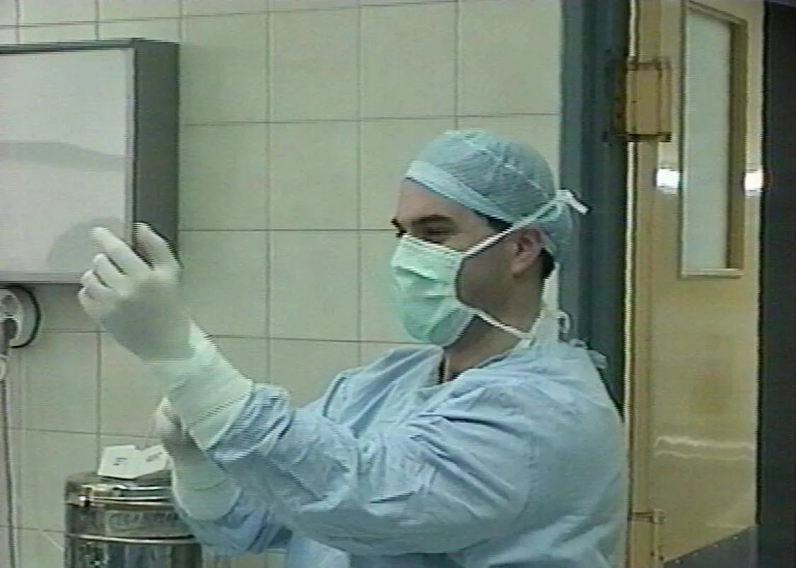 Ο Γυναικολόγος Μαιευτήρας Χειρουργός Dr. Βιδενμάγερ Αλέξανδρος ή Δρ. Βιδενμάγερ Αλέξανδρος ή Dr. Videnmaier Alexandros ετοιμάζεται να μπει στο χειρουργείο φορώντας τα γάντια του. Η φωτογραφία είναι αρχείου και είναι πριν από μία μεγάλη χειρουργική επέμβαση. Υπηρεσίες Χειρουργικές