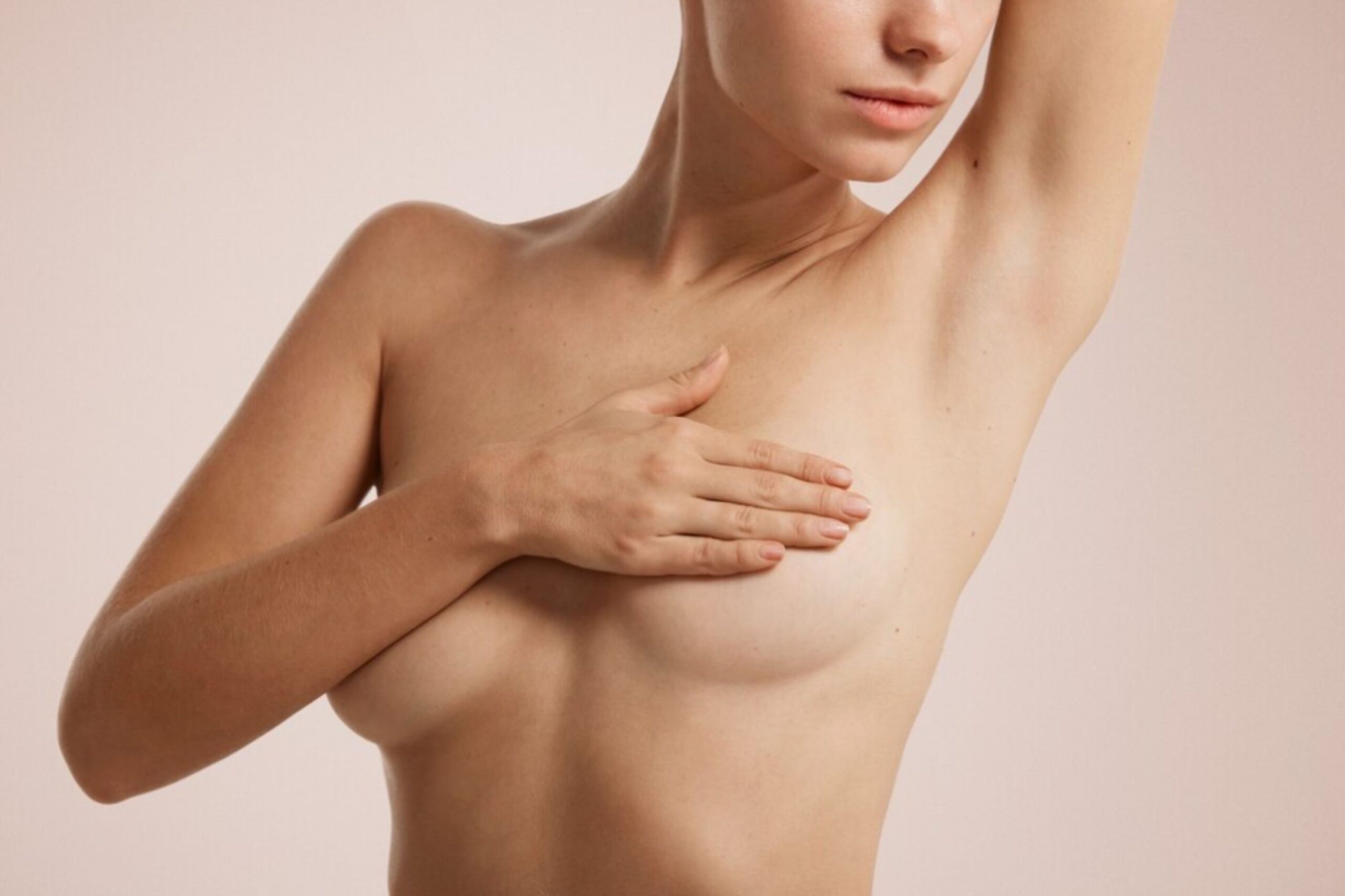 Οι κλινικές εξετάσεις του μαστού μπορούν να ανιχνεύσουν ένα εξόγκωμα στο μαστό σας και άλλες αλλαγές που μπορεί να απαιτούν περισσότερες εξετάσεις. Η εξέταση μαστού είναι μία από τις σημαντικότερες εξετάσεις για την έγκαιρη πρόληψη του καρκίνου του μαστού.